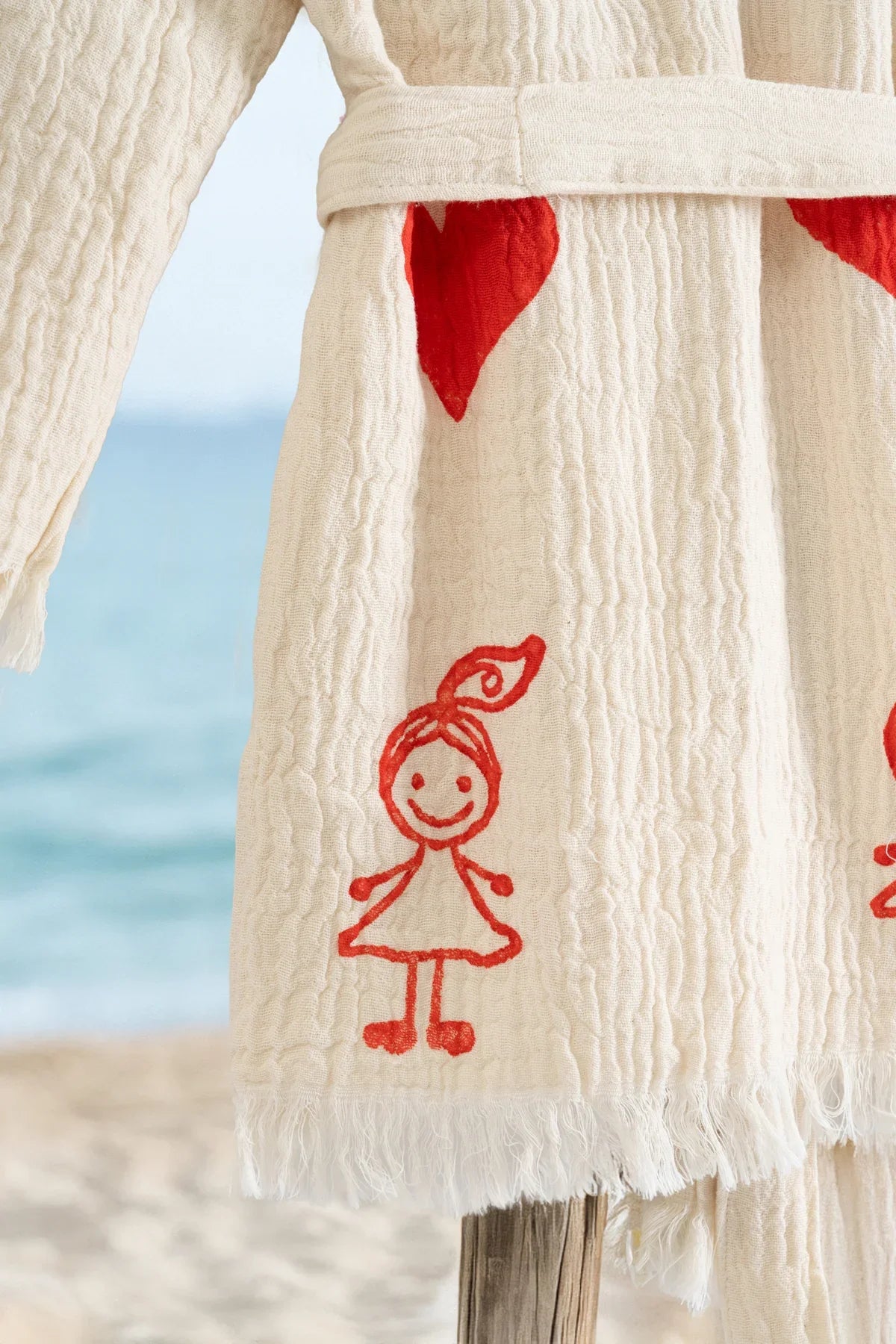 Weißer Bambus-Strandtuch mit rotem Herz und Stickerei-Mädchen, waschbar und strandtauglich