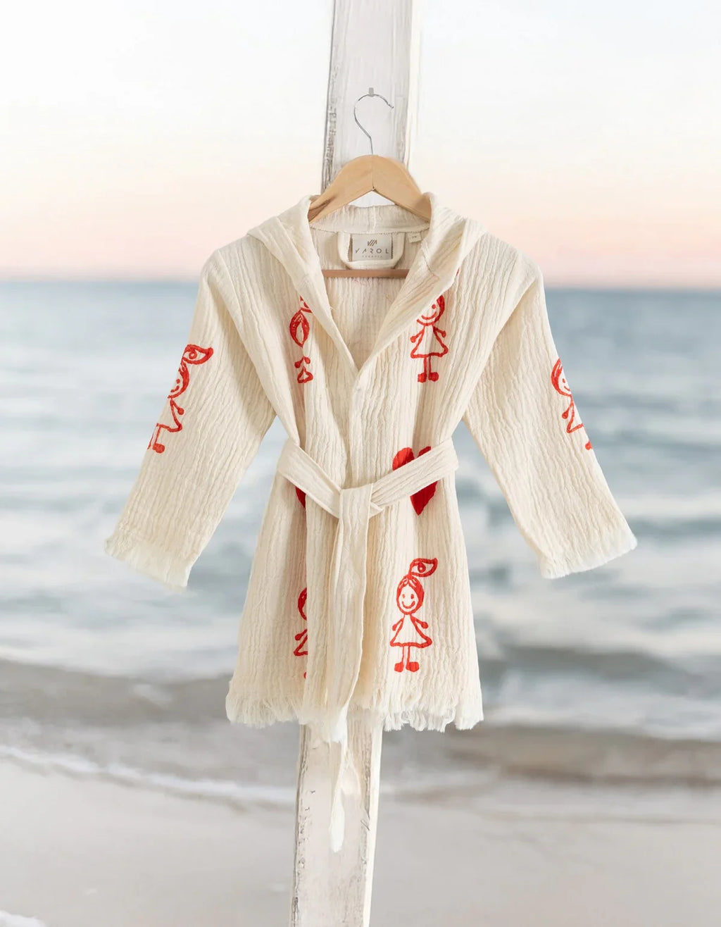Kindermantel mit roten Stickereien am Strand, waschbar und weich