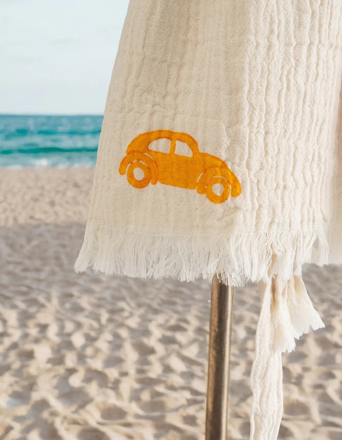 Waschbarer Strandtuch mit orangem Auto-Design, ideal für Strand & Urlaub