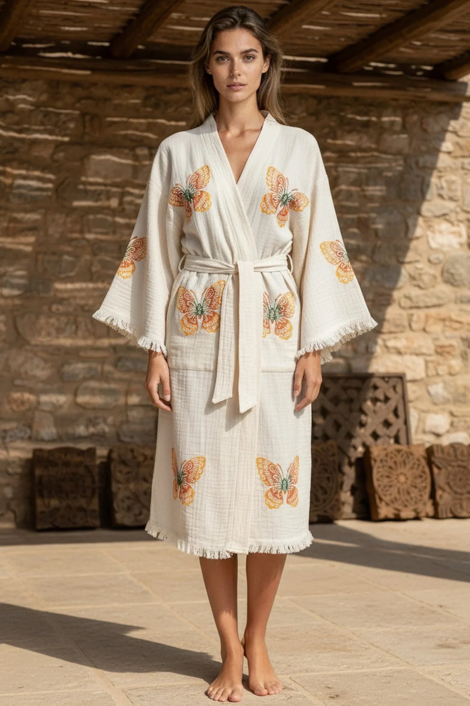 Weißer Kimono mit farbigen Schmetterlingsstickereien und Fransen, ideal für entspannte Momente