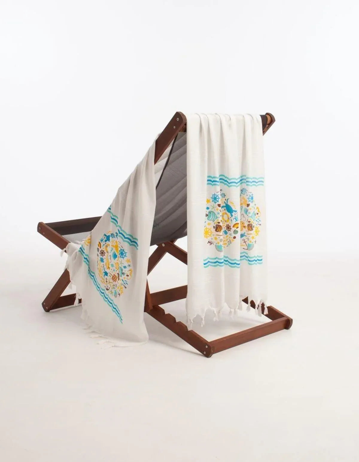 Waschbarer Bambusteppich mit maritimen Motiven auf Liegestuhl, ideal für Strand & Zuhause