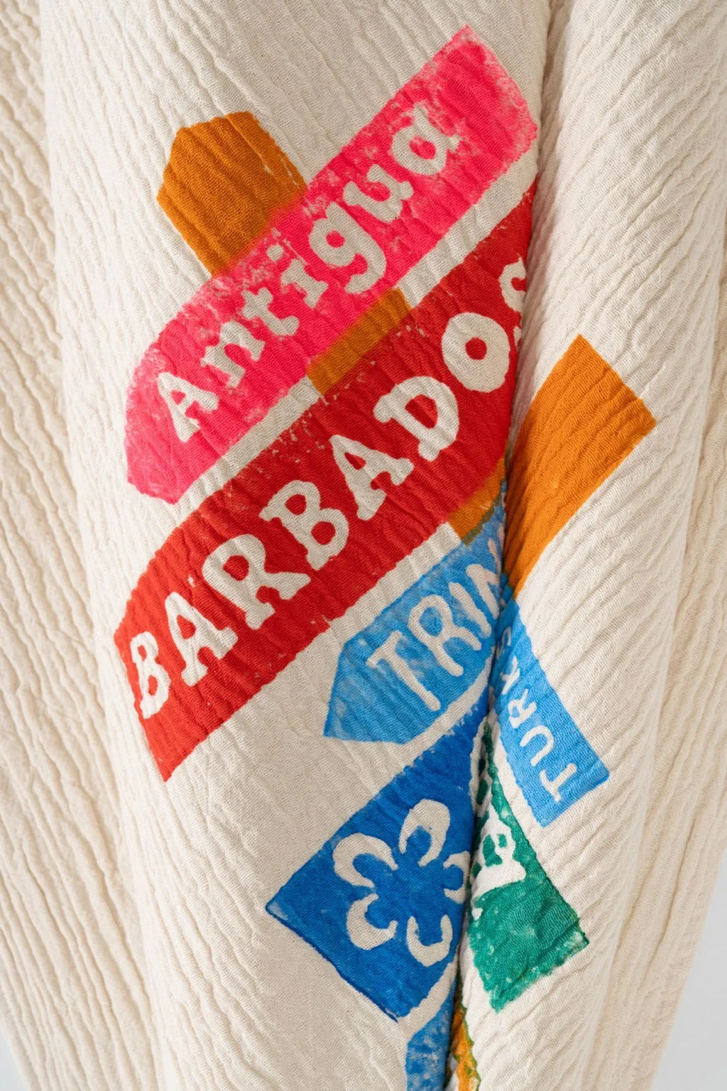 Waschbarer Bambusteppich mit buntem Antigua Barbados Design, ideal für moderne Wohnräume