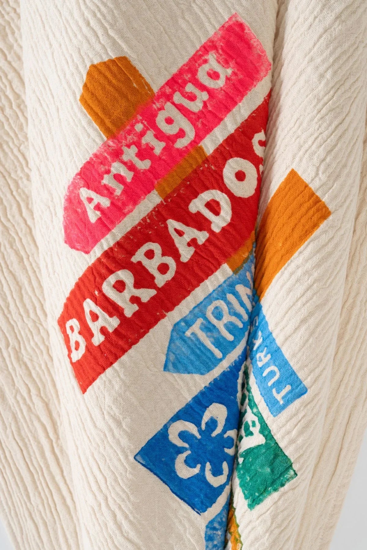 Waschbarer Bambusteppich mit buntem Antigua Barbados Design, ideal für moderne Wohnräume