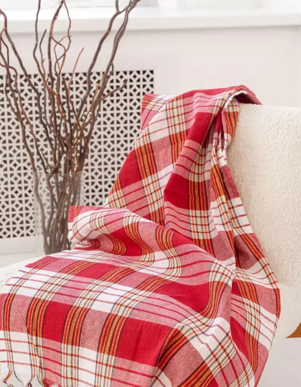 Roter kariertes Waschbarer Teppich auf Sofa, ideal für moderne Wohnzimmerdekoration