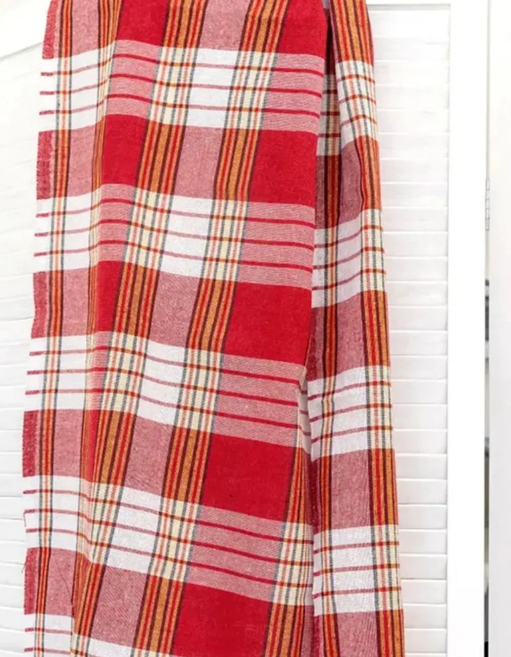 Waschbarer Teppich mit rot-weißem Karomuster, ideal für moderne Wohnräume